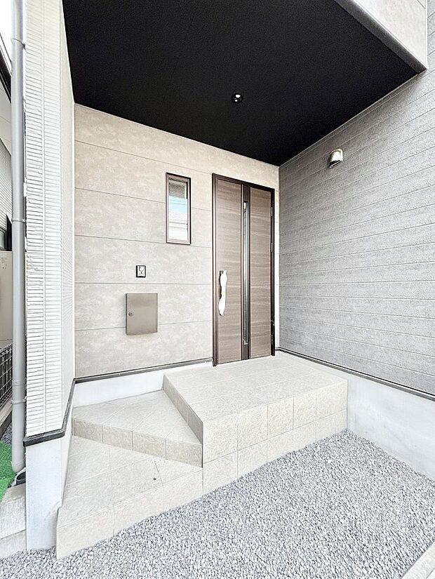 【玄関】~Entrance~ 玄関は、お客さんをお迎えする場であり、家族が出入りする場でもあるので「おうちの顔」とも呼ばれる重要な場所!すっきりと明るく、いつでもお客様をお出迎えできるような設計をしました!