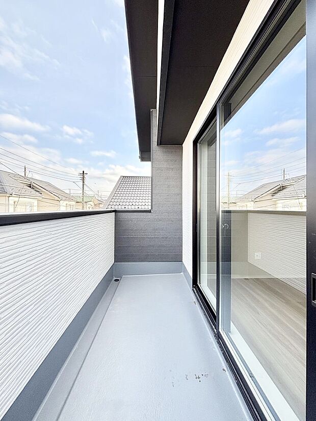 【バルコニー】~Balcony~ 大きな空に囲まれた気持ちのいい家。 バルコニーを覗くだけで圧倒的な開放感に包まれます。 バルコニーは陽がさしこみお布団や洗濯物を気持ちよく干すことができます。
