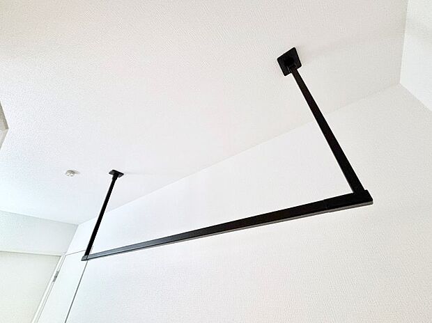 【その他設備(室内物干し)】室内物干しポール。梅雨や花粉の時期に大活躍します。