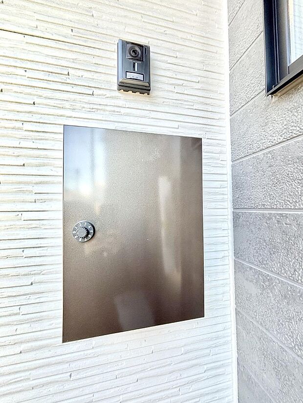 【その他現地】シンプルデザインのポスト。