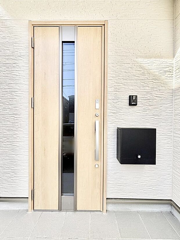 【玄関】~Entrance~ 玄関は、お客さんをお迎えする場であり、家族が出入りする場でもあるので「おうちの顔」とも呼ばれる重要な場所!すっきりと明るく、いつでもお客様をお出迎えできるような設計をしました!