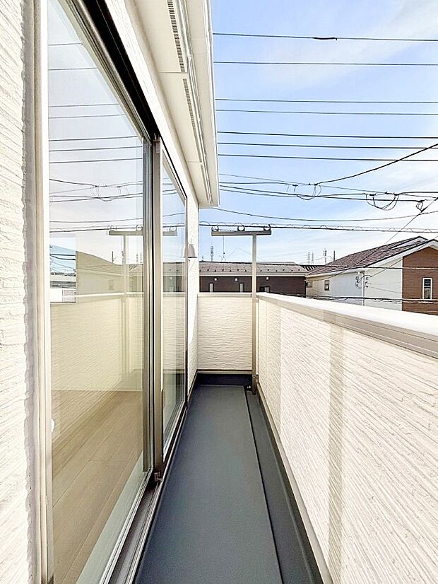 【バルコニー】~Balcony~ バルコニーは温かい陽がさしこみ、お布団や洗濯物を気持ちよく干すことができます。 使いやすく開放的なバルコニーです♪陽ざしがたっぷり降り注ぐ、バルコニー付き住まい。