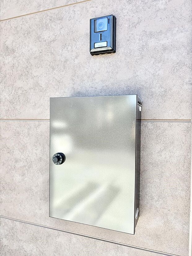 【その他現地】シンプルデザインのポスト。