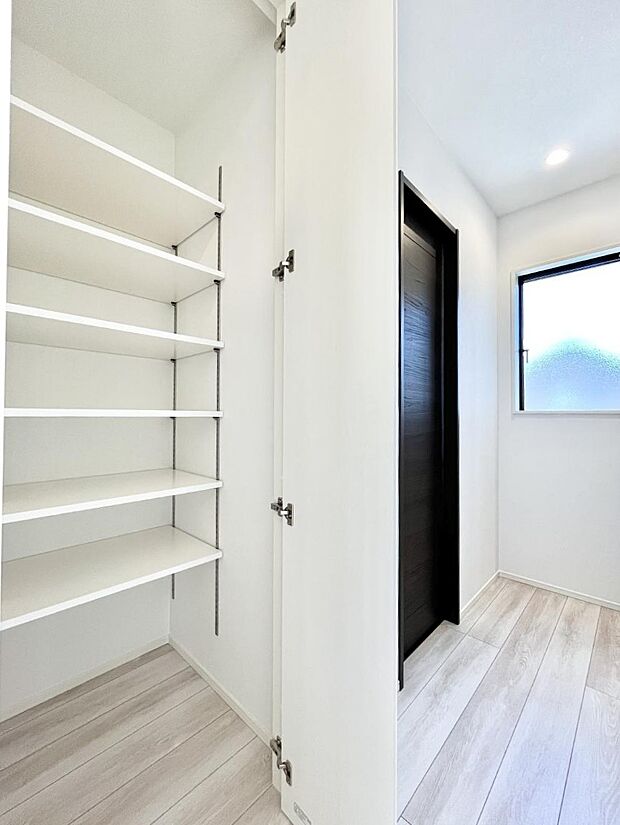 【その他設備(廊下収納)】廊下収納。掃除道具や季節の小物を収納することができます。