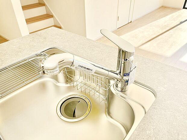 【その他設備(浄水器)】いつでも清潔なおいしいお水を。一つの水栓で水道水と浄水を使い分け。