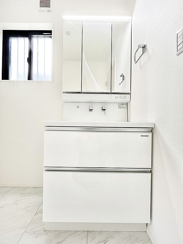 【洗面台・洗面所】◆1号棟◆~Dressing Room~ 清潔感溢れる色合いで統一されていると、スッキリと整った印象をうけます。鏡の裏にはたっぷりと収納スペースを標準装備!水廻りは、シンプルかつ機能性を重視して。