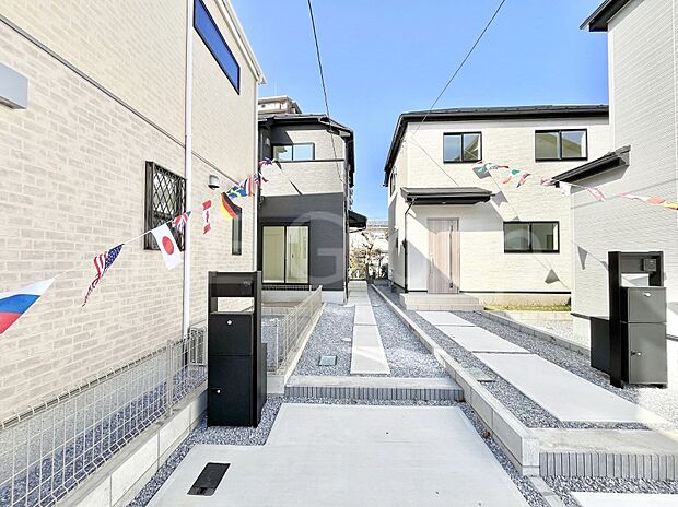 【前面道路含む現地写真】~Exterior~ 前面道路は閑静な住宅地をはしる車通りの少ない道路。駐車の出し入れもらくらくです!ご不明点・現地見学のご希望は、お気軽にお問い合わせください!