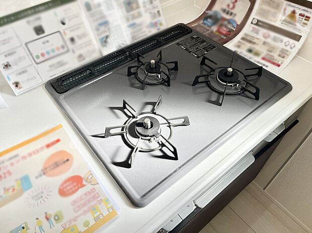【その他設備(Siセンサーコンロ)】ガスコンロはSiセンサー搭載。火力調節や焦げ付き・消し忘れも防いでくれます。