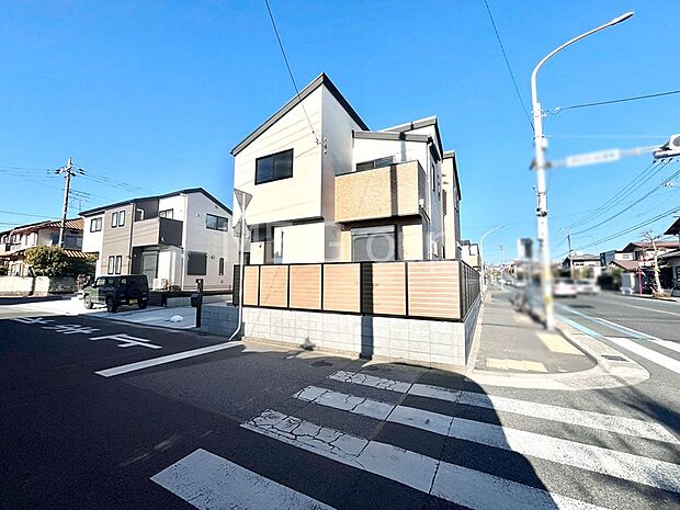 【前面道路含む現地写真】前面道路はきちんと整備されています