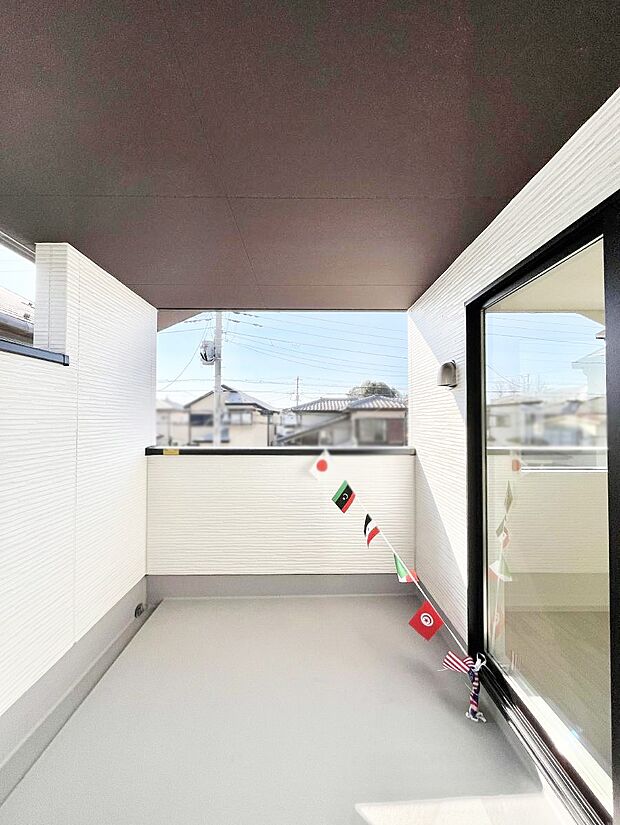 【バルコニー】~Balcony~ バルコニーは温かい陽がさしこみ、お布団や洗濯物を気持ちよく干すことができます。 使いやすく開放的なバルコニーです♪陽ざしがたっぷり降り注ぐ、バルコニー付き住まい。