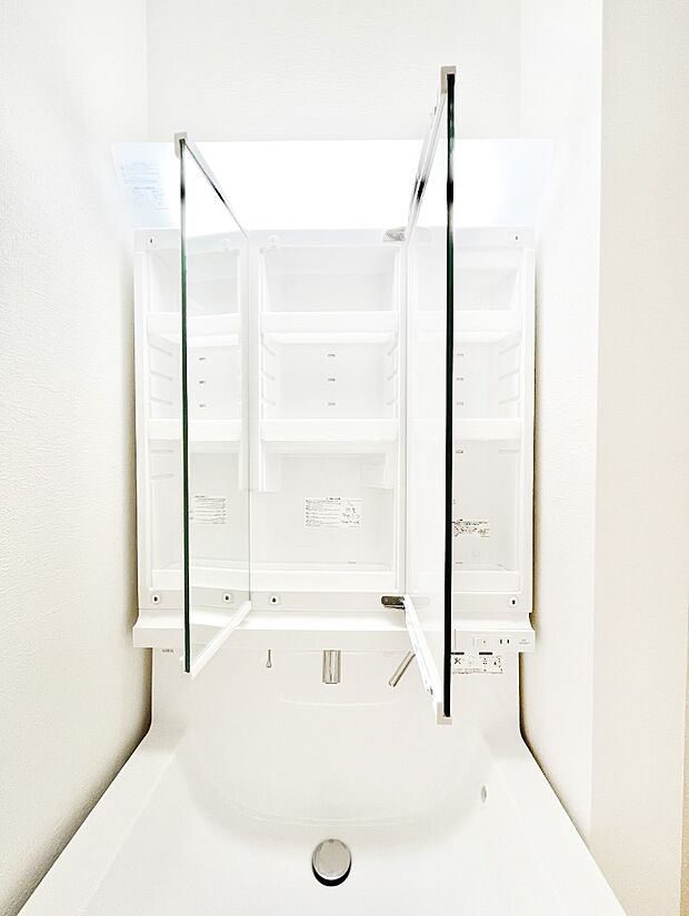 【その他設備(三面鏡裏収納)】三面鏡の裏に、化粧品や衛生用品などを収納可能。洗面台をすっきりと保ちます!