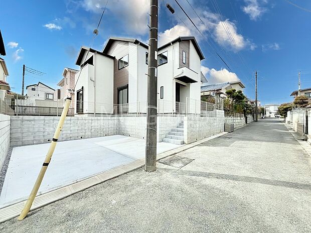 【前面道路含む現地写真】前面道路:一方 北東 4.48m 公道 前面道路は閑静な住宅地をはしる車通りの少ない道路。 駐車の出し入れもらくらくです!ご不明点・現地見学のご希望は、お気軽にお問い合わせください!