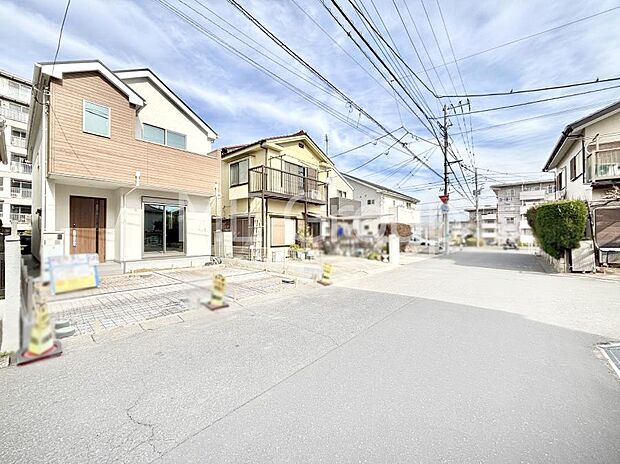 【前面道路含む現地写真】~Exterior~ 前面道路: 住宅地になっているので車量も少なく、静かな立地です。子育て環境も良好です♪♪周辺環境もあわせてご案内させて頂きます。お気軽にお問い合わせください。