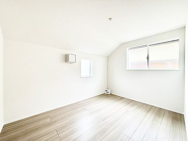 【寝室】使いやすい形でベットや家具の置き方にも困ることもありません。