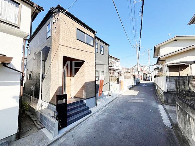 【前面道路含む現地写真】~Exterior~ 前面道路は閑静な住宅地をはしる車通りの少ない道路。駐車の出し入れもらくらくです!ご不明点・現地見学のご希望は、お気軽にお問い合わせください!