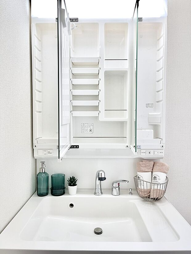 【その他設備(三面鏡裏収納)】三面鏡の裏に、化粧品や衛生用品などを収納可能。洗面台をすっきりと保ちます!