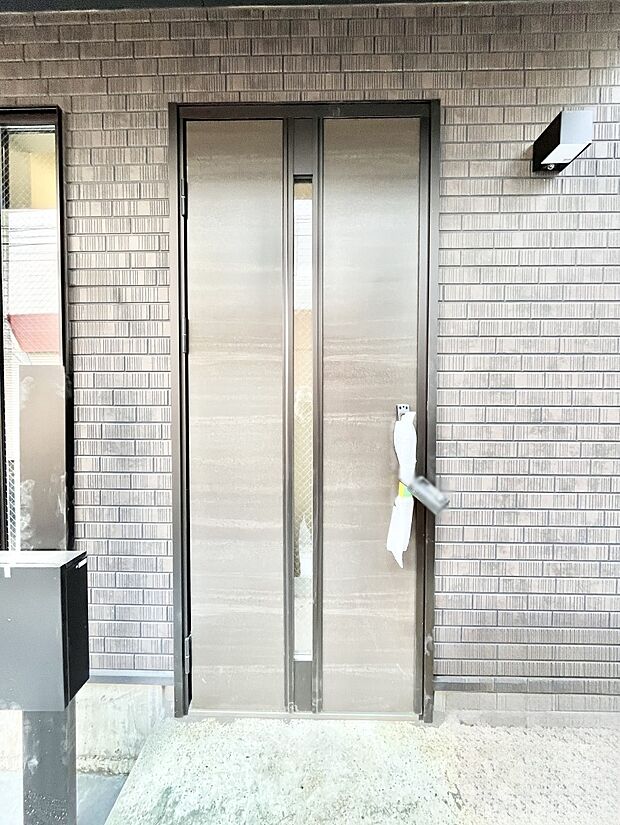 【玄関】~Entrance~ 玄関は、お客さんをお迎えする場であり、家族が出入りする場でもあるので「おうちの顔」とも呼ばれる重要な場所!すっきりと明るく、いつでもお客様をお出迎えできるような設計をしました!