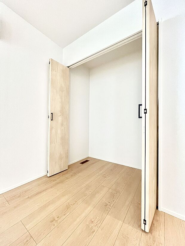 【その他設備(パントリー)】キッチンにはパントリー!食材のストックはもちろん、日用品の収納など使い方はいろいろ!