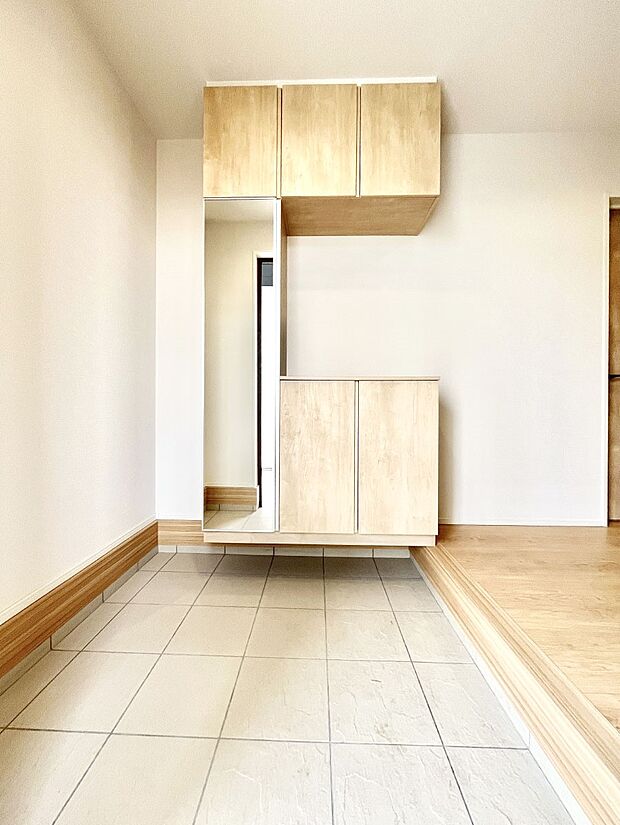 【その他設備(シューズボックス)】たっぷり収納できるシューズボックスで家族全員の靴も、玄関すっきり。