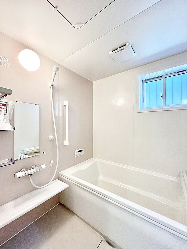 【浴室】~Bath Room~ ゆったりと足を伸ばして入浴することが可能!一日の疲れを癒す貴重なバスタイムです。お子様とご一緒でも十分な広さなので、リビングとは違った家族団欒のひと時をお楽しみいただけます。