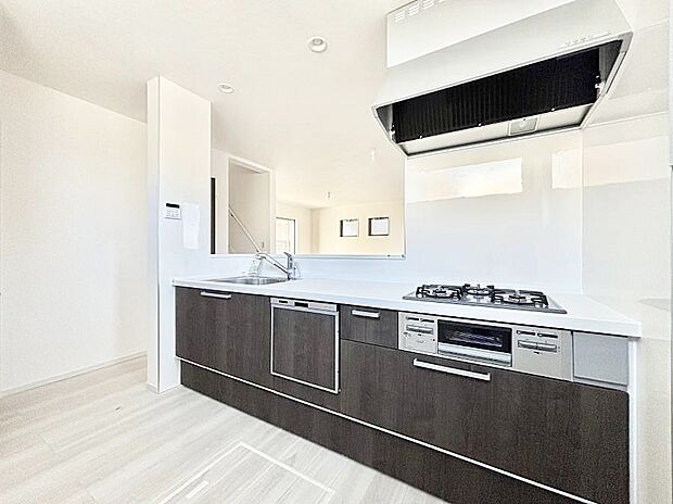 【ダイニングキッチン】◆1号棟◆～Kitchen～　「さぁ今日は何を作ろう」こんなキッチンなら思いっきり料理ができちゃいます。キッチンからはリビングが一望できます。家族がつながるお家がここにございます。