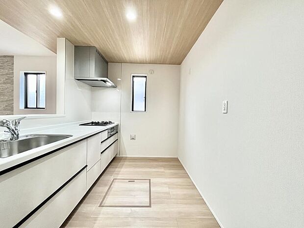 【ダイニングキッチン】ポップアップ天井が素敵なキッチン!窓があるので採光もとれ換気にも役立ちます。