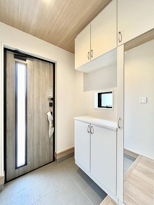 【玄関】ミラー付きシューズボックスはお出かけ前の身だしなみチェックに便利