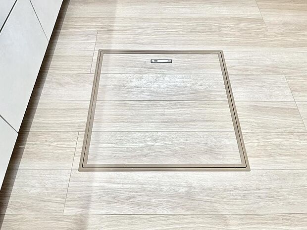 【その他設備(床下収納)】床下収納付き!日用品・非常用品の収納にも大活躍。
