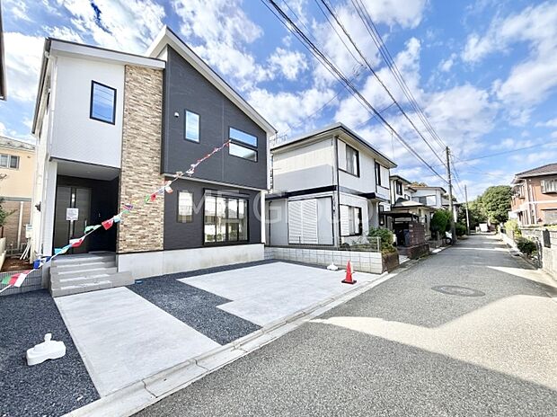 【前面道路含む現地写真】前面道路: 閑静な住宅地をはしる車通りの少ない道路。 駐車の出し入れもらくらくです!ご不明点・現地見学のご希望は、お気軽にお問い合わせください! 周辺には買い物環境も充実♪