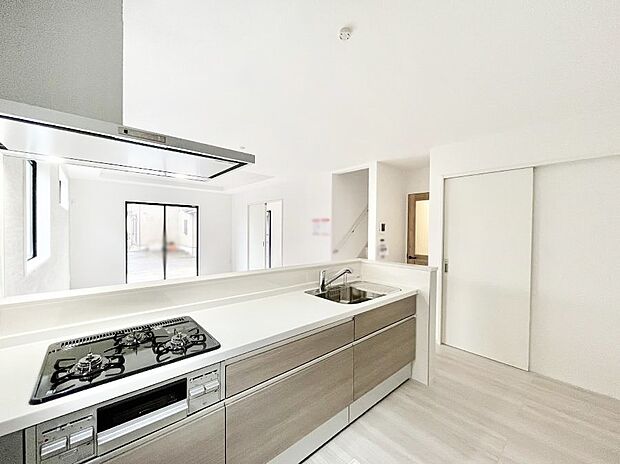 【ダイニングキッチン】~Kitchen~ リビングが見渡せるカウンターキッチン。 料理をしながら家族とコミュニケーションをとれるだけでなく、大きな開放感も得ることができます。 お子様の成長も感じることができますね!