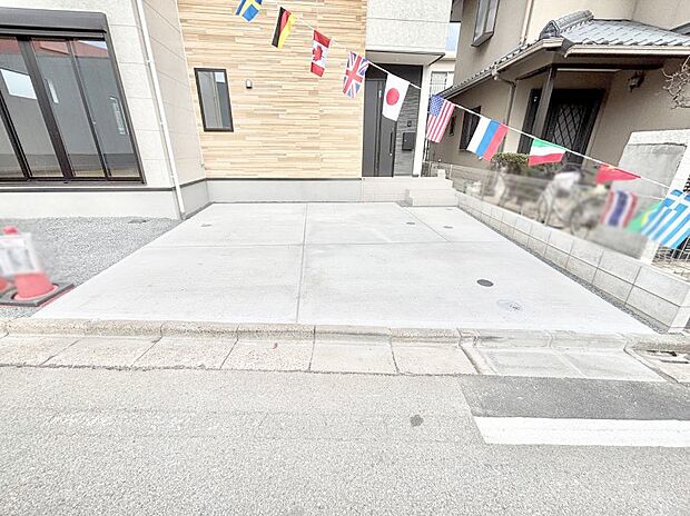 【駐車場】~Parking~ 駐車場2台置けます!(車種による)自転車置き場や物置場として、お子様の遊ぶスペースとして、ゆとりある敷地だからこそ可能な多用途にご利用いただけるスペースです。