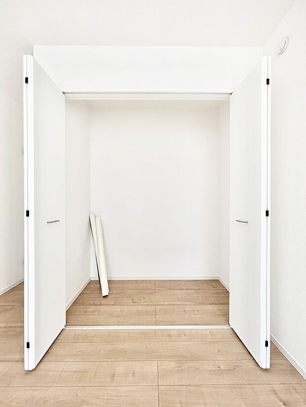 【その他設備(リビング収納)】物が集まりそうなLDKもスッキリ片付きます。