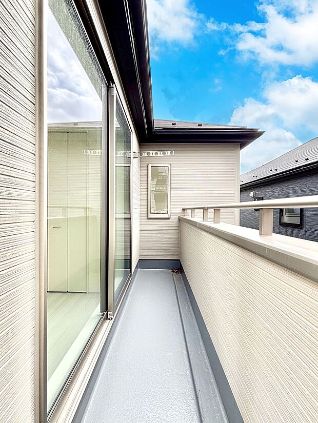 【バルコニー】~Balcony~ 南向きのバルコニーの前には雲以外に太陽を遮るものがありません。お洗濯物も乾きやすく、何より明るく気持ちのいい光が入ってきます。使いやすく開放的なバルコニーです♪