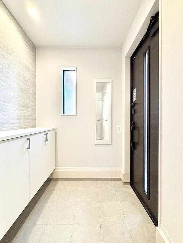 【玄関】◆2号棟◆~Entrance~ 家の中でお客様を迎える最初の場所である玄関は、家の印象そのものです!豊富な玄関収納で、常に綺麗に保つことが出来ます♪玄関にはたっぷり収納の下駄箱を完備!