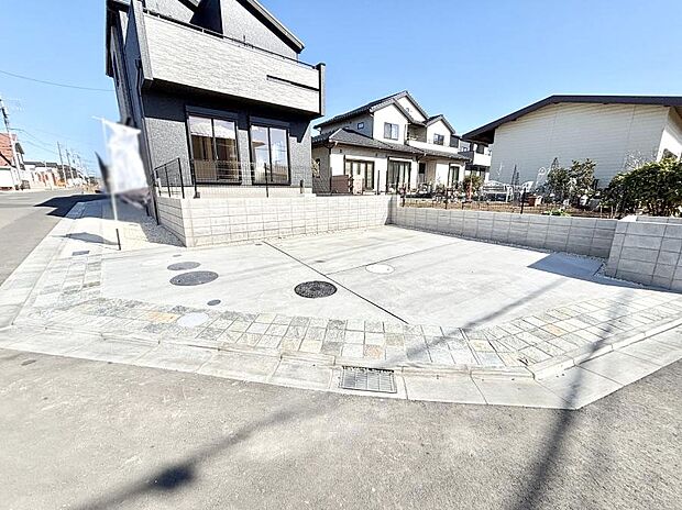 【駐車場】◆１号棟◆～Parking～　駐車場３台置けます！(車種による)自転車置き場や物置場として、お子様の遊ぶスペースとして、ゆとりある敷地だからこそ可能な多用途にご利用いただけるスペースです。