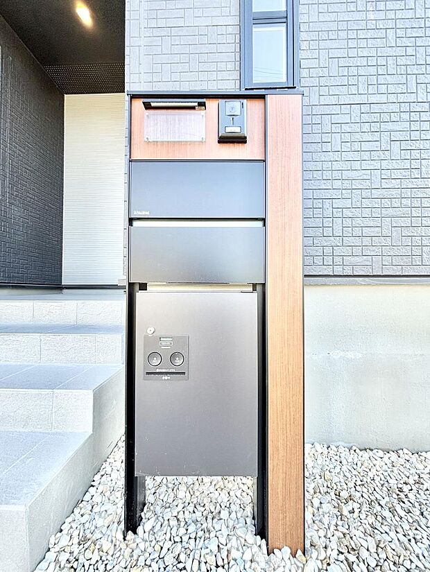 【その他現地】◆１号棟◆表札・インターホン・ポスト・宅配ＢＯＸをひとつに集約。エントランスになじむシンプルデザイン。