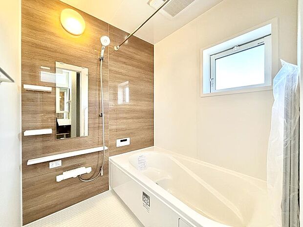 【浴室】◆１号棟◆～Bath Room～　窓付きのバスルームは、採光もあり明るく気持ちの良い空間です。窓があることで、換気環境も良好。ゆったり寛げるバスルームで、毎日のバスタイムが楽しみになりそうです。