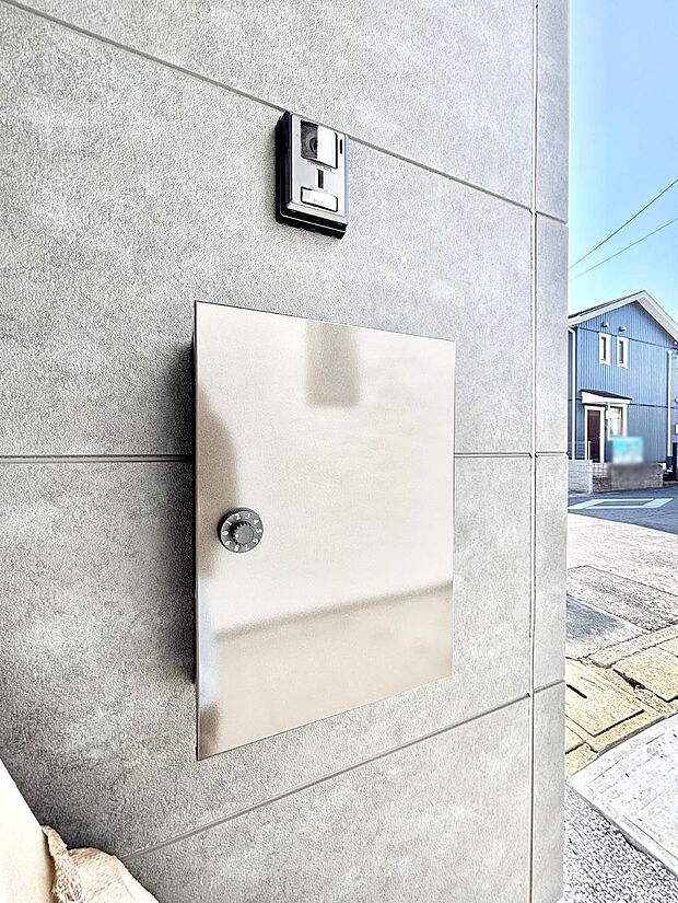 【その他現地】シンプルデザインのポスト。