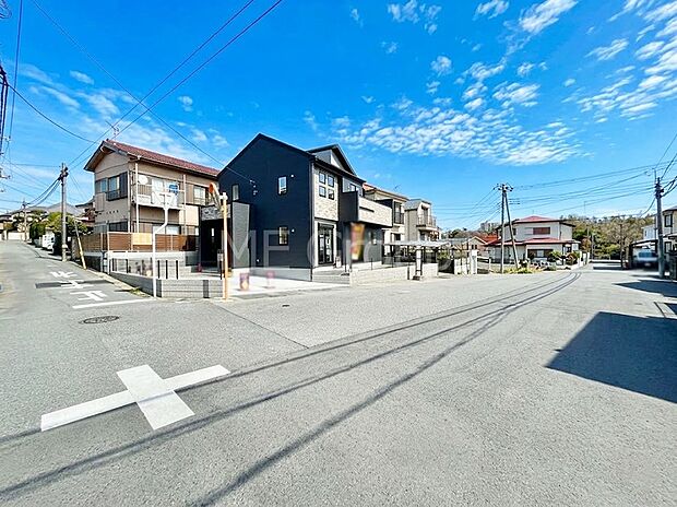 【前面道路含む現地写真】~Exterior~ 前面道路は閑静な住宅地をはしる車通りの少ない道路。駐車の出し入れもらくらくです!ご不明点・現地見学のご希望は、お気軽にお問い合わせください!