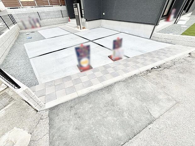 【駐車場】~Parking~ 駐車場2台置けます!(車種による)自転車置き場や物置場として、お子様の遊ぶスペースとして、ゆとりある敷地だからこそ可能な多用途にご利用いただけるスペースです。