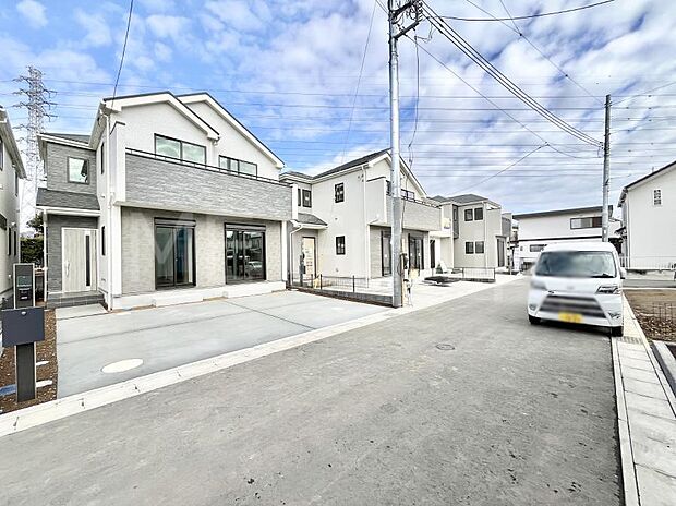 【前面道路含む現地写真】~Exterior~ 前面道路は閑静な住宅地をはしる車通りの少ない道路。駐車の出し入れもらくらくです!ご不明点・現地見学のご希望は、お気軽にお問い合わせください!