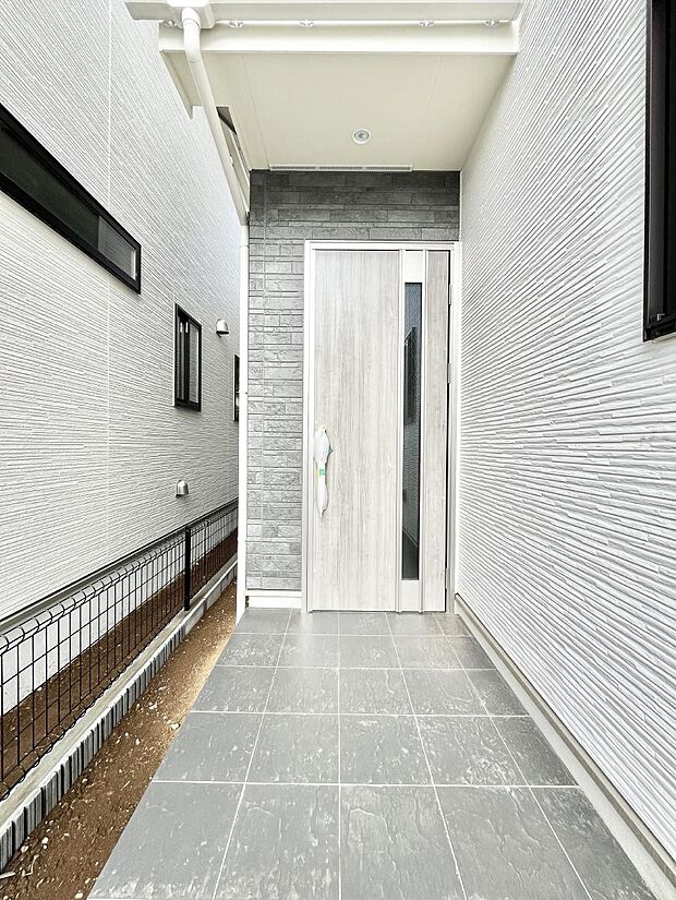 【玄関】◆C号棟◆玄関前は雨が降っても濡れにくい屋根付き