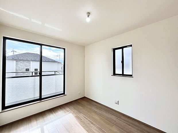 【寝室】◆C号棟◆~Bed Room~ 2面採光を確保した明るい室内は、風通しも良く、大変居心地の良い空間となっております。爽やかな風を感じて起きる朝は、快適生活の始まりに!日当たりがとても良い住まい♪