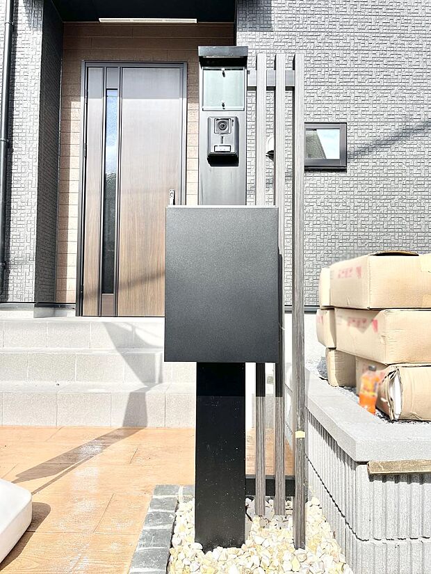 【その他現地】シンプルデザインのポスト。