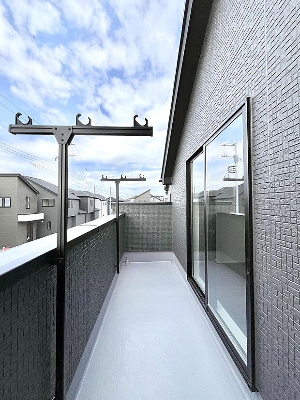 【バルコニー】暖かな陽光が降り注ぐバルコニーはお洗濯におすすめ。爽やかな風も心地よいです。