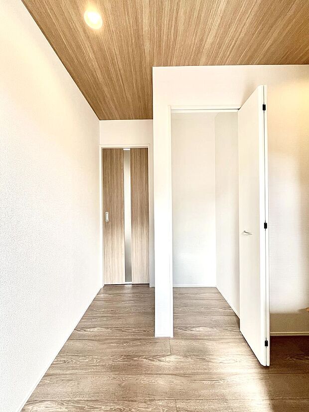 【その他設備(玄関ホール収納)】玄関ホール収納です。掃除道具やお出かけ用グッズの収納に便利です。