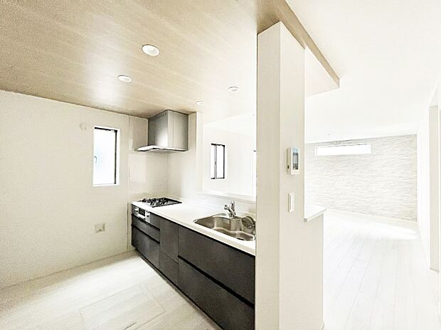 【ダイニングキッチン】料理をしながらご家族との会話を楽しめる対面カウンターキッチン