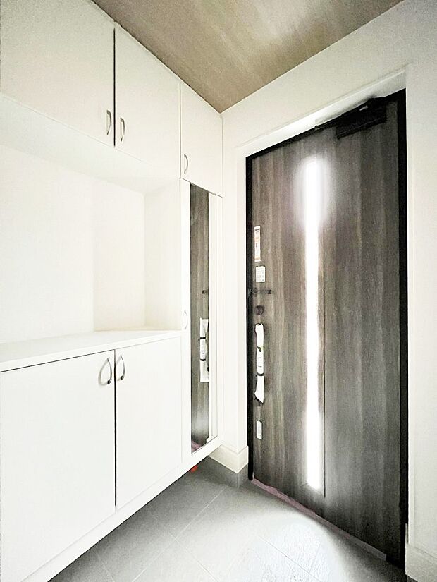 【玄関】ガラススリットの入った玄関ドアが室内に光を届けてくれます