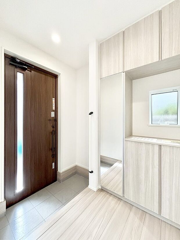 【玄関】~Entrance~ 下駄箱ミラー付なので、お出かけ前の身だしなみチェックに◎♪玄関はお客様をお出迎えする一番最初の場所、帰ってくる時に入る最初の場所。そんな場所だからこそ、より良い空間に…♪