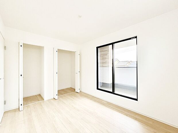 【寝室】～Bed Room～　部屋数が多いのが戸建てのメリットです。ご家族が増えたことで手狭に感じていた住まいも戸建てでは各居室プライバシーを保つことができます。住まいにゆとりが生まれ心もリラックスできます♪